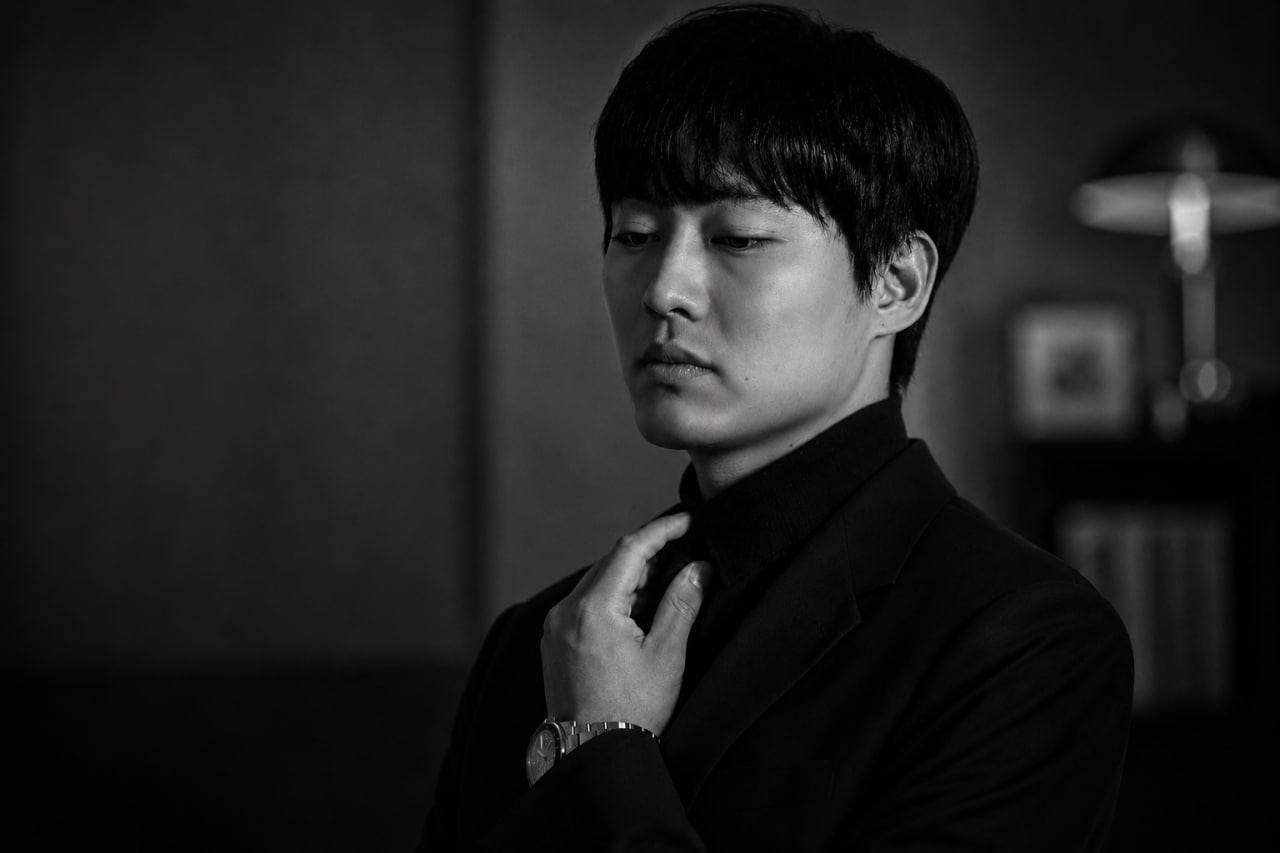 깊은 몰입을 담은 흑백 인물 장면
